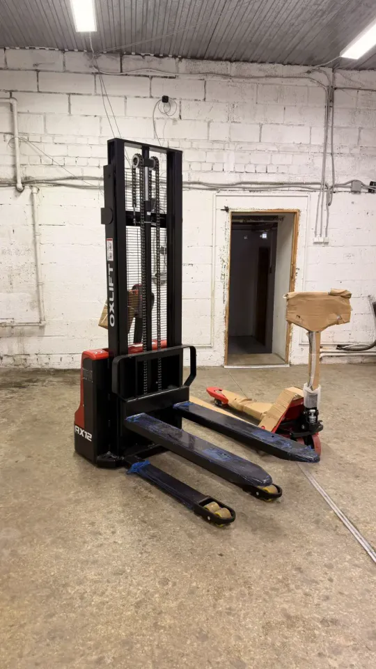 OXLIFT AX12 и AC25 для «Фулфилмарт» в Туле — доставка с выгрузкой и инструктажем