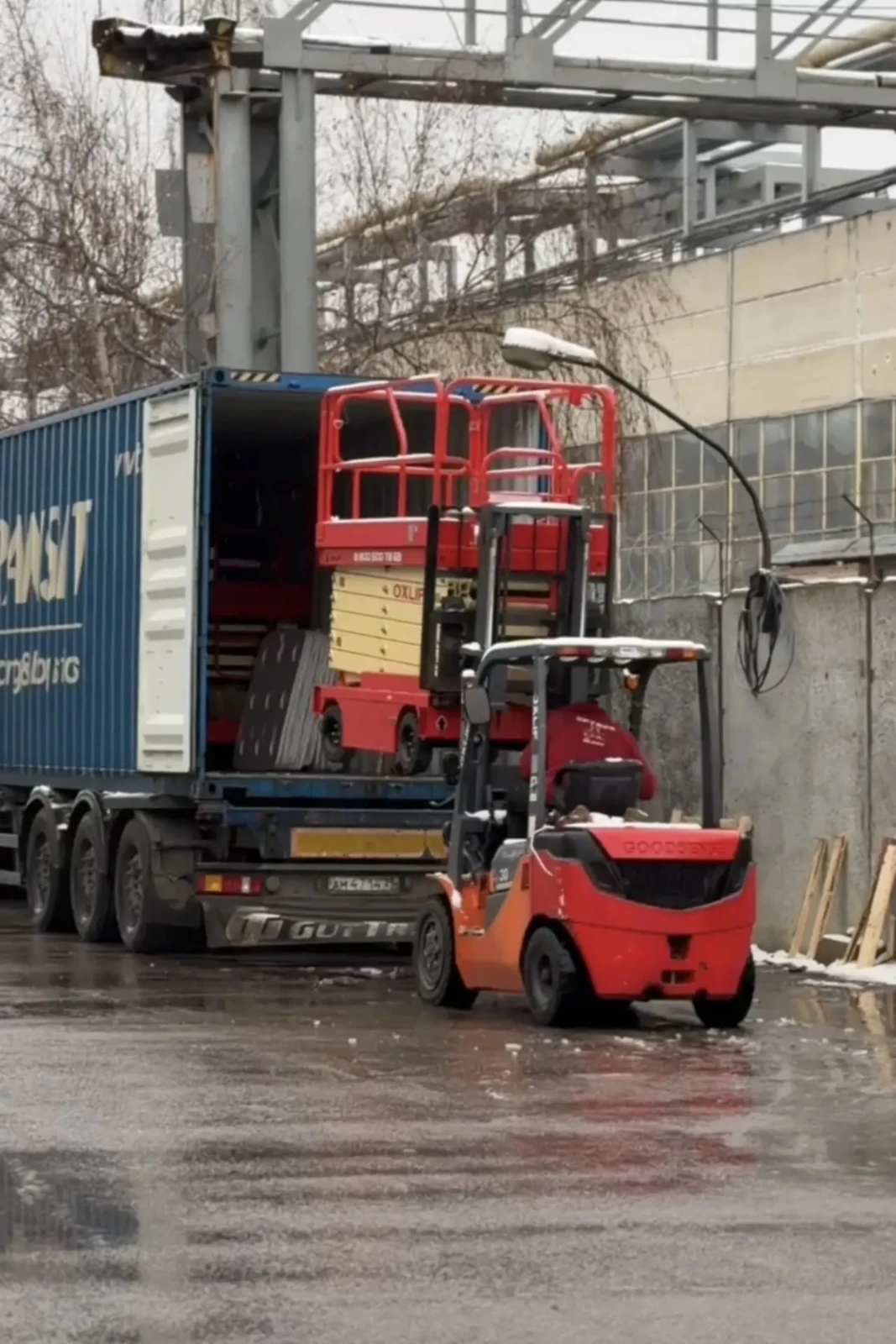 Поводковый ножничный подъёмник OXLIFT 11 м отправлен в Екатеринбург