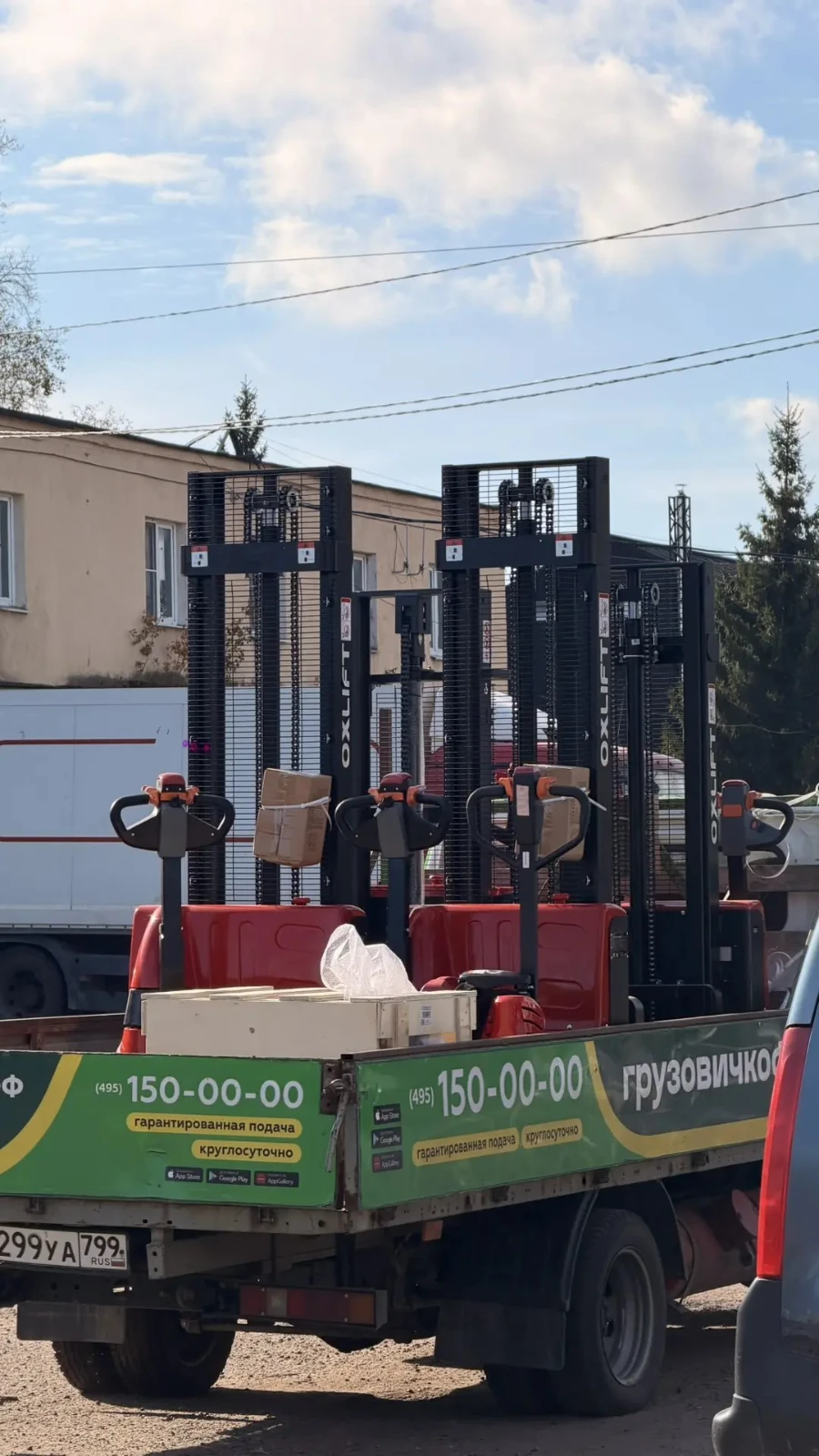 Оптовая отгрузка: 4 штабелера OXLIFT и 6 запасных ведущих колёс
