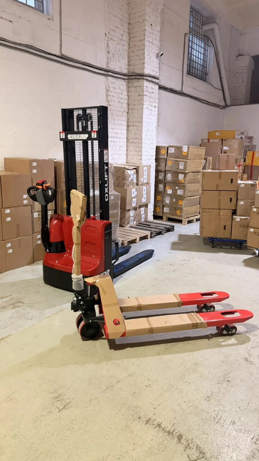 OXLIFT AX12 и AC25 для двухконтурной логистики склада в Серпухове