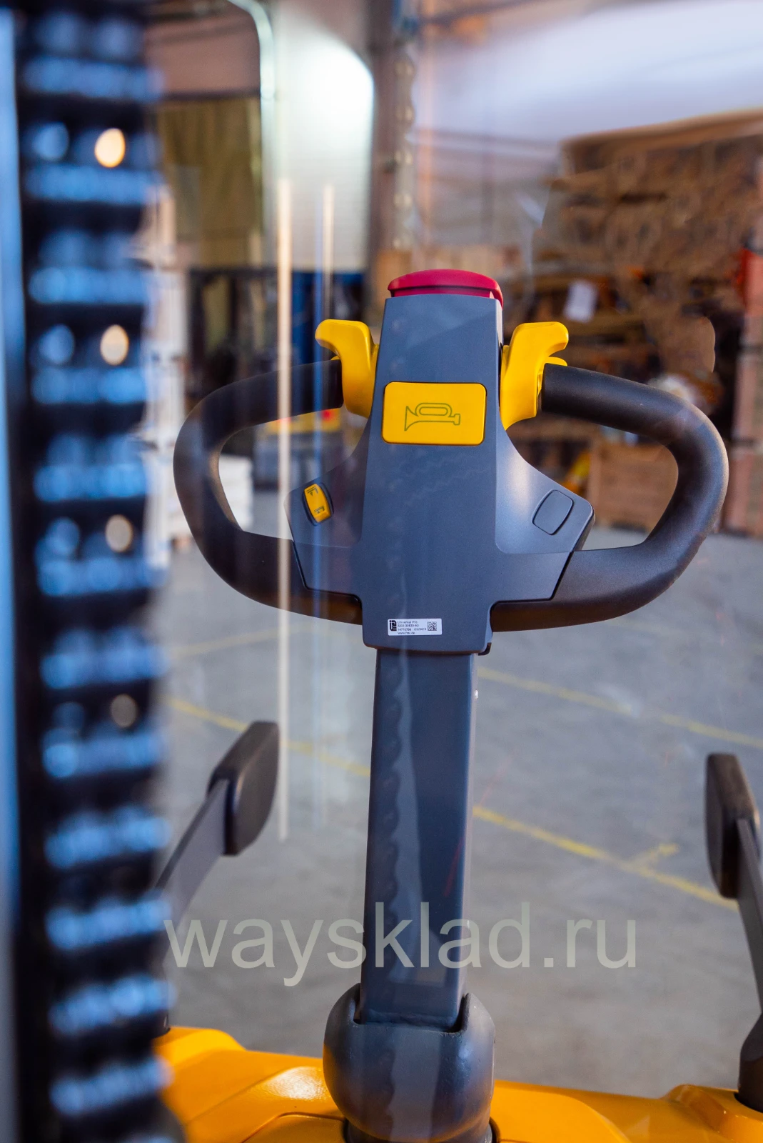 Штабелер самоходный 1,5 т 4,5 м XILIN CDDK15-III Li-ion 24/150 В/Ач (с платформой) — дополнительное фото 4