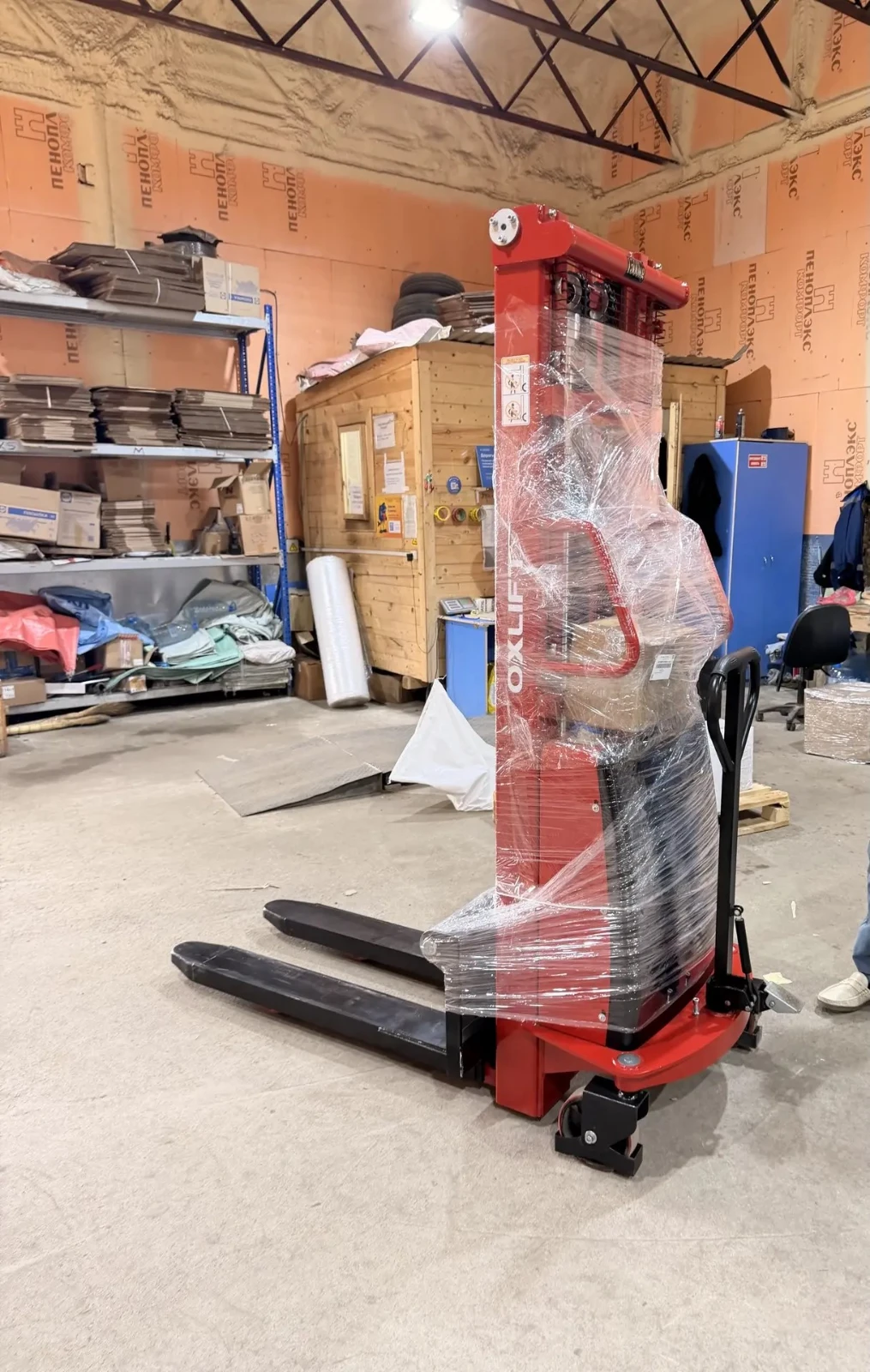 Отгрузка полуэлектрического штабелера OXLIFT SES15 в Тюмень